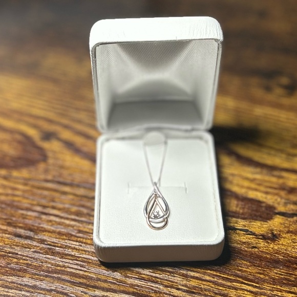 10 kt gold diamond teardrop necklace - Picture 6 of 6